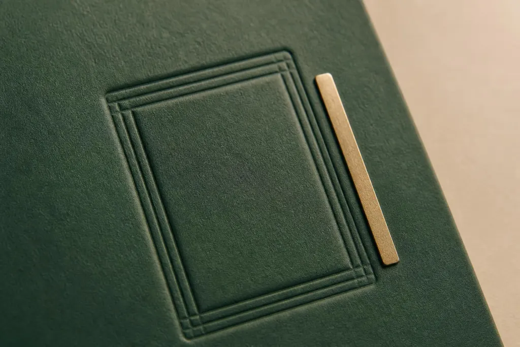 Närbild på den folierade detaljen och präglingen i boxens lock