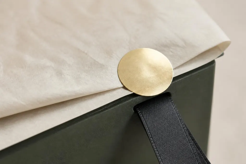 Detalj av silkespapper, band och kartongkant i en presentförpackning